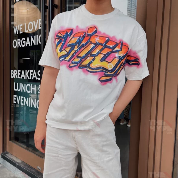 LOUIS VUITTON TEE - Áo LV Graffiti (White) [Mirror Quality]
