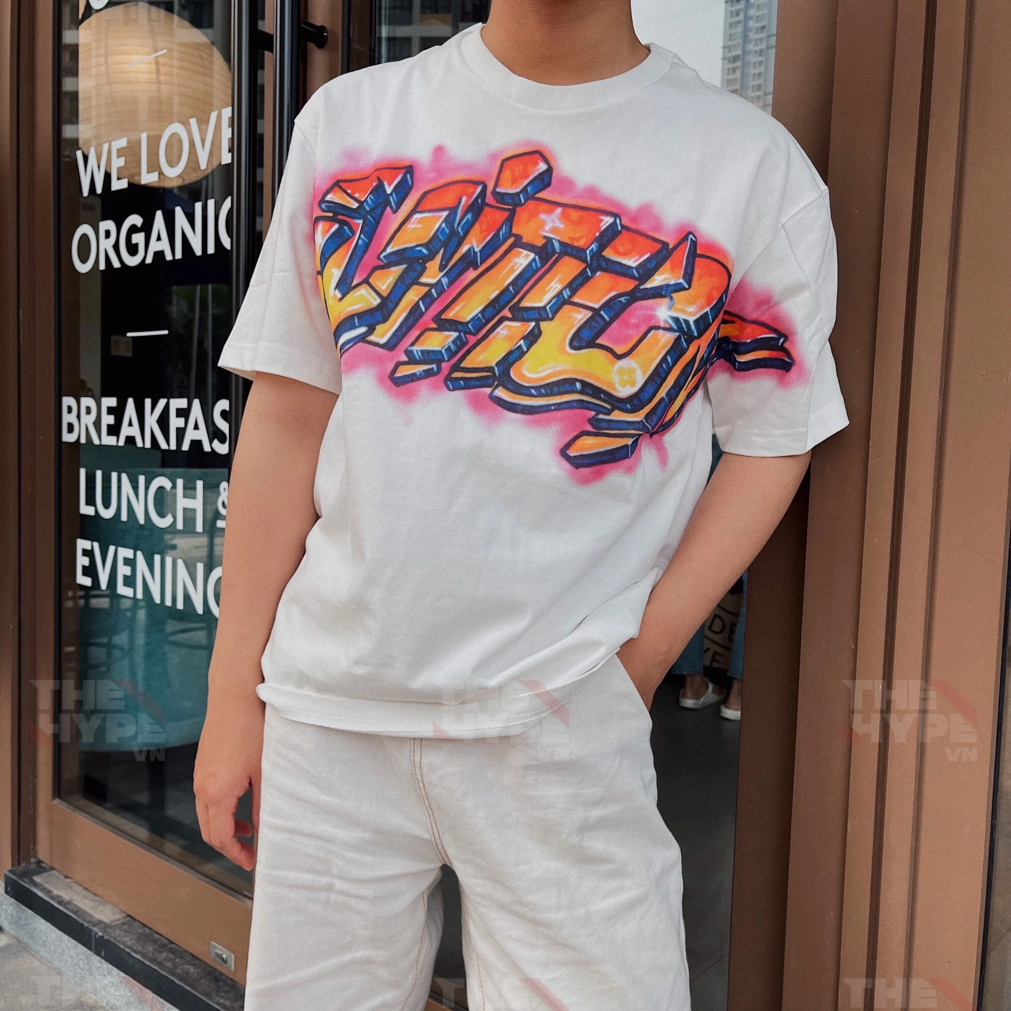 LOUIS VUITTON TEE - Áo LV Graffiti (White) [Mirror Quality]